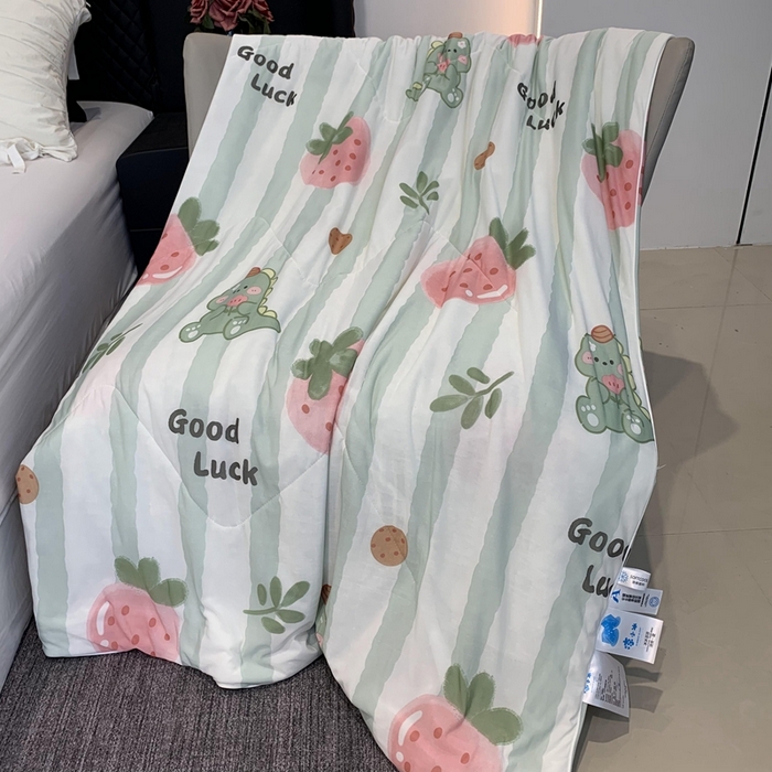 91家纺网 家纺一手货源 找家纺 奈萝家纺 2024新款A类凉感丝小凉皮夏被可机洗夏被新品空调被草莓恐龙