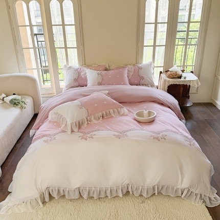 91家纺网 家纺一手货源 找家纺 豪美鑫 2025新款亲肤棉刺绣花边四件套爱琴海-系列 爱琴海-玫粉