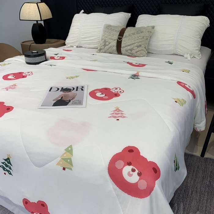 91家纺网 家纺一手货源 找家纺 奈萝家纺 2024新款A类凉感丝小凉皮夏被可机洗夏被新品空调被草莓熊