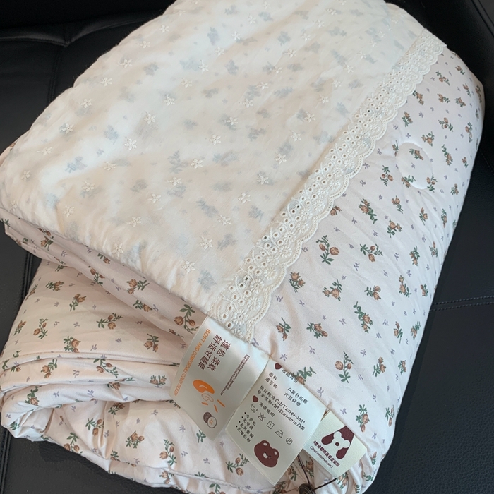 91家纺网 家纺一手货源 找家纺 奈萝 2024新款法式花边针织夏被春秋被 春天里