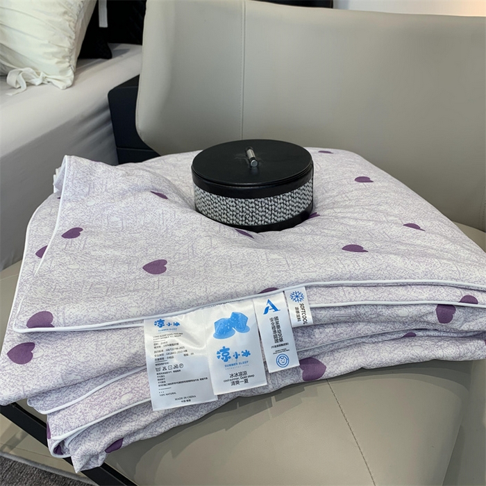 91家纺网 家纺一手货源 找家纺 莱豫家纺 2024新款小冰皮夏凉被锦纶氨纶面料空调夏被小爱心紫