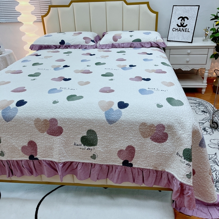 91家纺网 家纺一手货源 找家纺 暖居 2024新款莱赛尔莫代尔天丝床盖三件套 梦幻爱心紫   韩系大花边