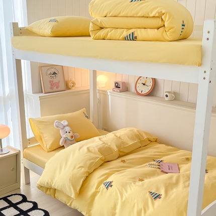 91家纺网 家纺一手货源 找家纺 莱登卡奴  2024新款全棉毛巾绣卡通学生三件套四件套套件系列 森林奶黄