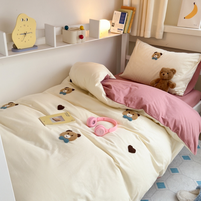 91家纺网 家纺一手货源 找家纺 锦觅 2024新款学生季全棉小清新绣花时尚复古卡通三件套四件套 熊先生