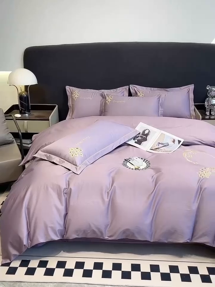 91家纺网 家纺一手货源 找家纺 艾迪尚家纺 2025新款120S刺绣长绒棉四六件套 孔雀-罗兰紫