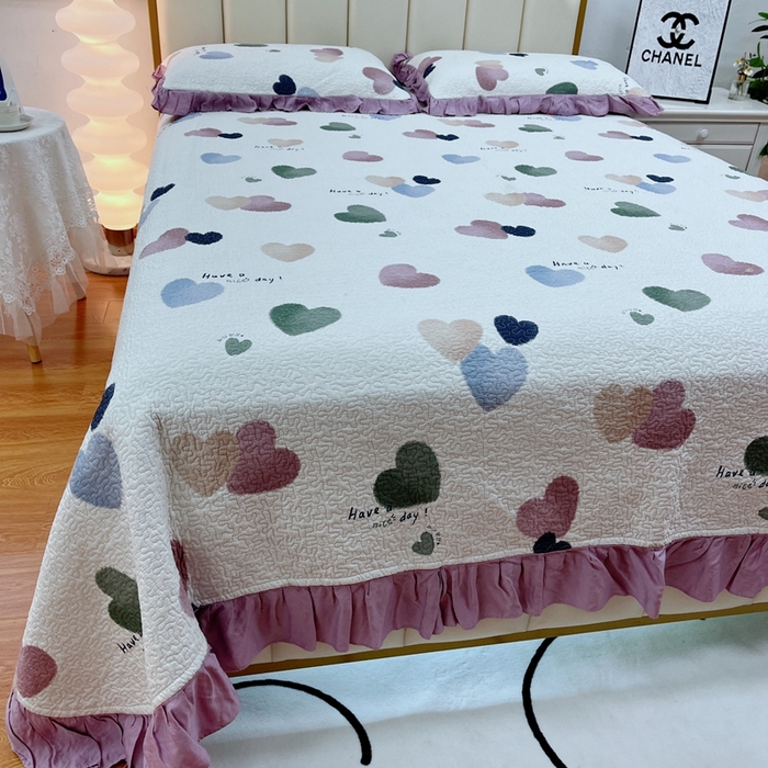 91家纺网 家纺一手货源 找家纺 暖居 2024新款莱赛尔莫代尔天丝床盖三件套 梦幻爱心紫   韩系大花边