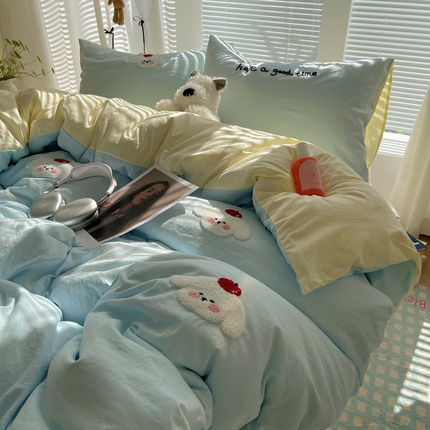 91家纺网 家纺一手货源 找家纺 顾里家纺 2024新款韩系卡通毛巾绣云朵棉四件套 苹果狗