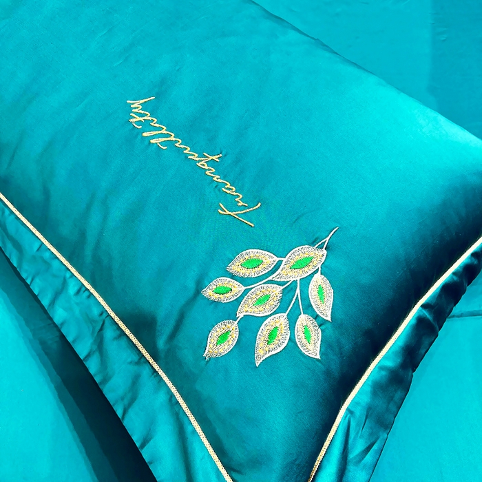 91家纺网 家纺一手货源 找家纺 艾迪尚家纺 2025新款120S刺绣长绒棉单被套 孔雀-月光蓝