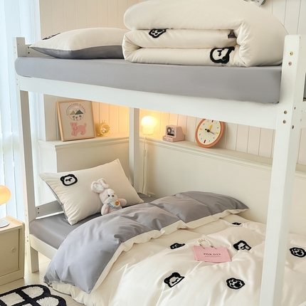 91家纺网 家纺一手货源 找家纺 莱登卡奴  2024新款全棉毛巾绣卡通学生三件套四件套套件系列 熊头白拼灰