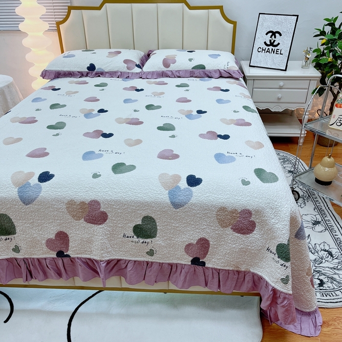 91家纺网 家纺一手货源 找家纺 暖居 2024新款莱赛尔莫代尔天丝床盖三件套 梦幻爱心紫   韩系大花边