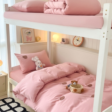 91家纺网 家纺一手货源 找家纺 莱登卡奴  2024新款全棉毛巾绣卡通学生三件套四件套套件系列 爱心豆沙