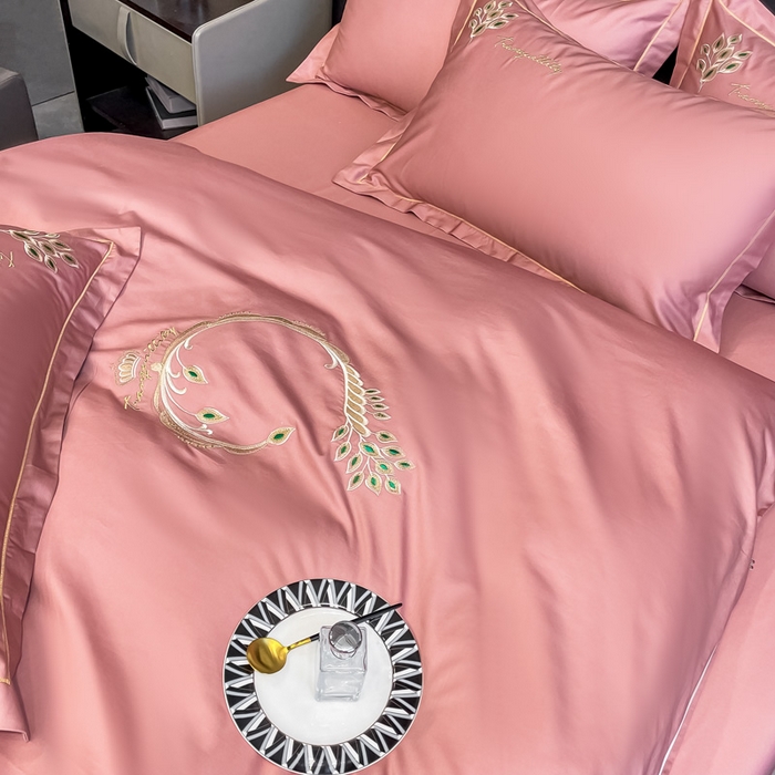 91家纺网 家纺一手货源 找家纺 艾迪尚家纺 2025新款120S刺绣长绒棉四六件套 孔雀-胭脂红