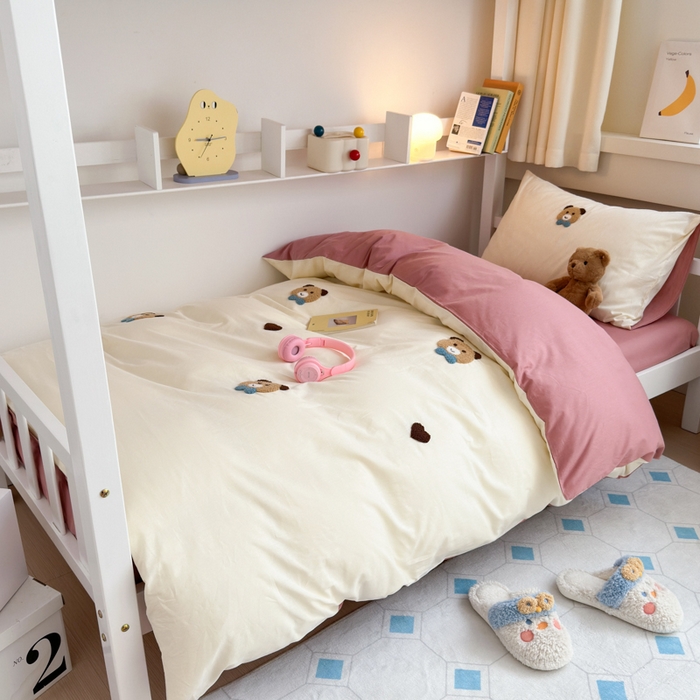 91家纺网 家纺一手货源 找家纺 锦觅 2024新款学生季全棉小清新绣花时尚复古卡通三件套四件套 熊先生