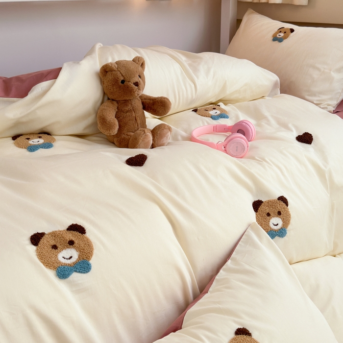 91家纺网 家纺一手货源 找家纺 锦觅 2024新款学生季全棉小清新绣花时尚复古卡通三件套四件套 熊先生