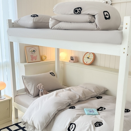 91家纺网 家纺一手货源 找家纺 莱登卡奴  2024新款全棉毛巾绣卡通学生三件套四件套套件系列 熊头淡灰