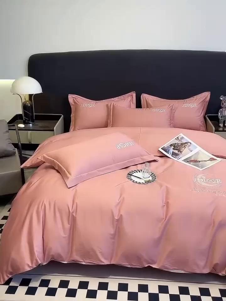 91家纺网 家纺一手货源 找家纺 艾迪尚家纺 2025新款120S刺绣长绒棉四六件套 山茶花-胭脂红