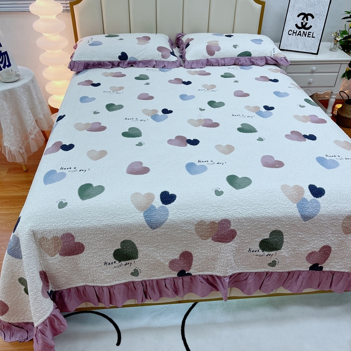 91家纺网 家纺一手货源 找家纺 暖居 2024新款莱赛尔莫代尔天丝床盖三件套 梦幻爱心紫   韩系大花边