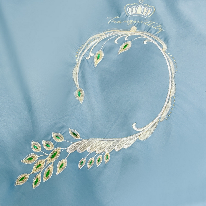 91家纺网 家纺一手货源 找家纺 艾迪尚家纺 2025新款120S刺绣长绒棉单被套 孔雀-宾利蓝