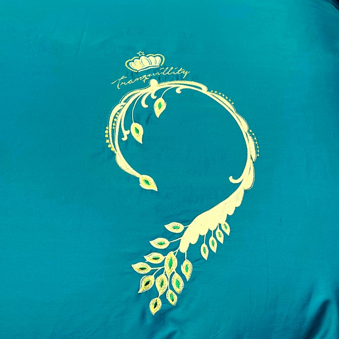 91家纺网 家纺一手货源 找家纺 艾迪尚家纺 2025新款120S刺绣长绒棉单被套 孔雀-月光蓝