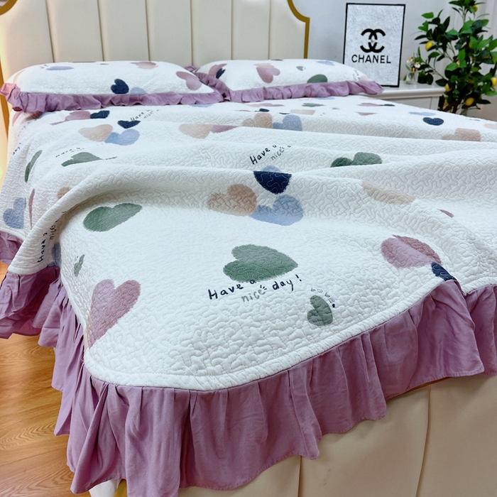 91家纺网 家纺一手货源 找家纺 暖居 2024新款莱赛尔莫代尔天丝床盖三件套 梦幻爱心紫   韩系大花边