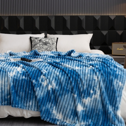 91家纺网 家纺一手货源 找家纺 璐维斯家纺 2025款仿兔毛绒大抽条艺术扎染休闲毯子 牛奶绒 法莱绒毛毯 盖毯 跨境 外贸 直播 电商专供 天空蓝