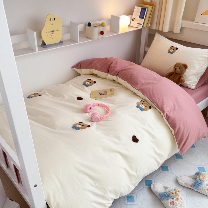 91家纺网 家纺一手货源 找家纺 锦觅 2024新款学生季全棉小清新绣花时尚复古卡通三件套四件套 熊先生