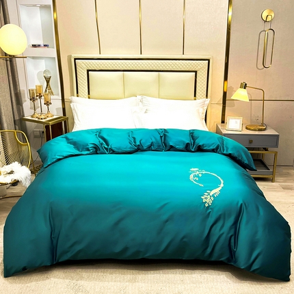 91家纺网 家纺一手货源 找家纺 艾迪尚家纺 2025新款120S刺绣长绒棉单被套 孔雀-月光蓝