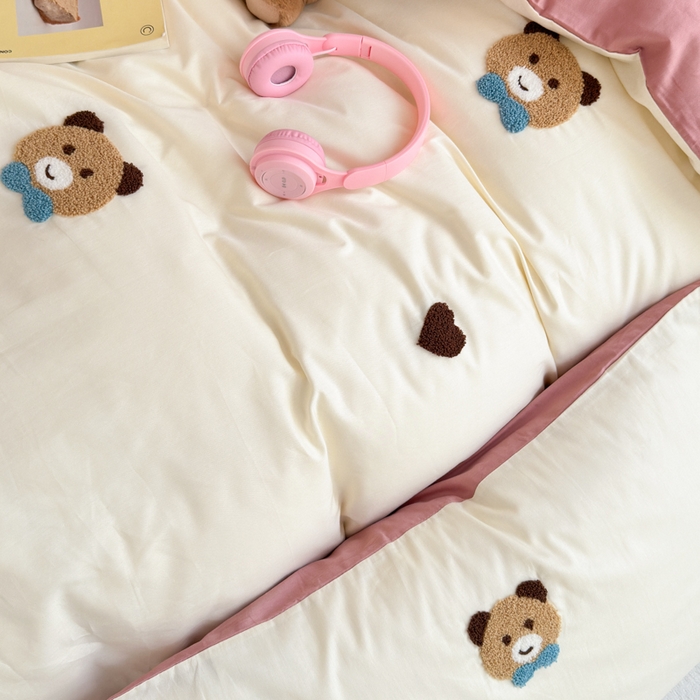 91家纺网 家纺一手货源 找家纺 锦觅 2024新款学生季全棉小清新绣花时尚复古卡通三件套四件套 熊先生