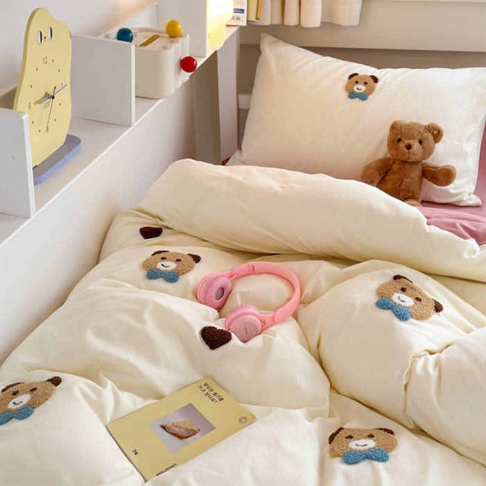 91家纺网 家纺一手货源 找家纺 锦觅 2024新款学生季全棉小清新绣花时尚复古卡通三件套四件套 熊先生