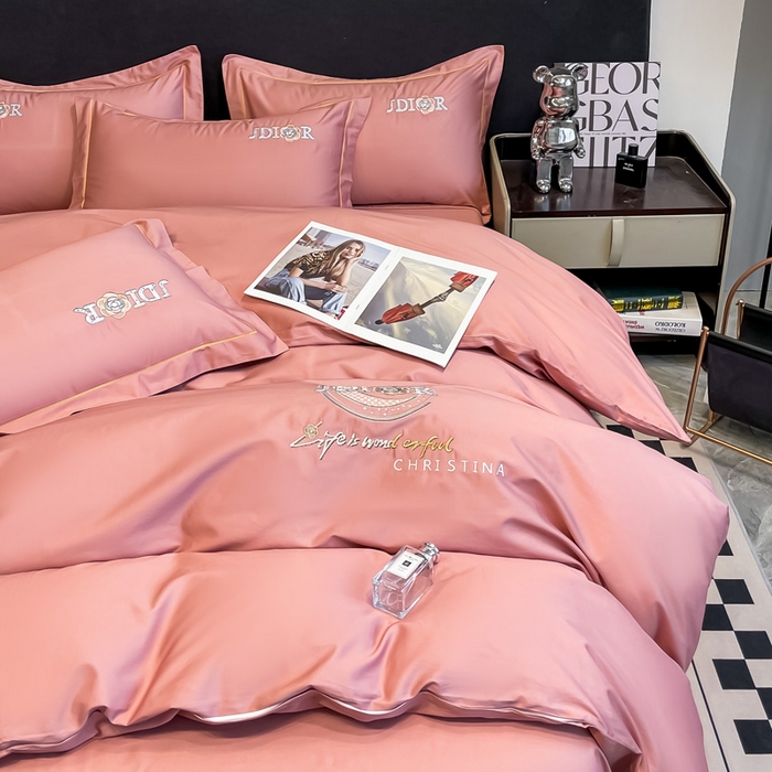 91家纺网 家纺一手货源 找家纺 艾迪尚家纺 2025新款120S刺绣长绒棉四六件套 山茶花-胭脂红