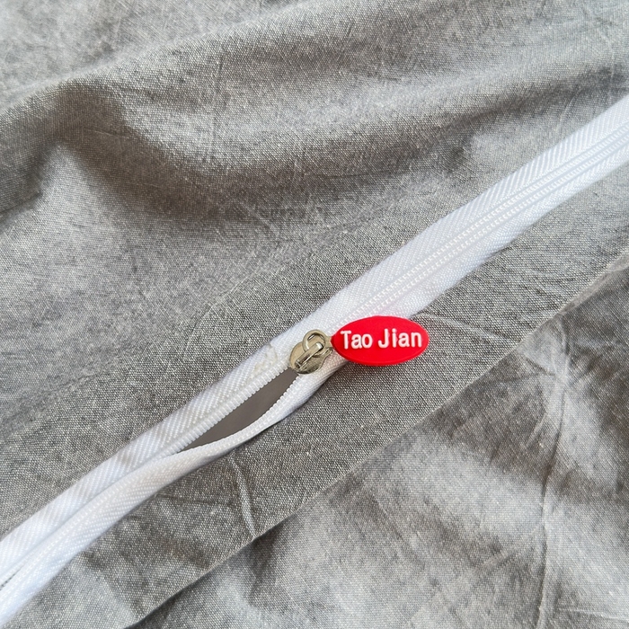 91家纺网 家纺一手货源 找家纺 晚依家纺 2025新款全棉色织水洗棉宽边断角四件套 爱的邂逅-灰