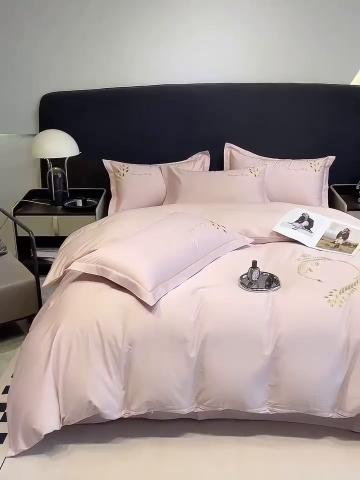 91家纺网 家纺一手货源 找家纺 艾迪尚家纺 2025新款120S刺绣长绒棉四六件套 孔雀-豆沙粉