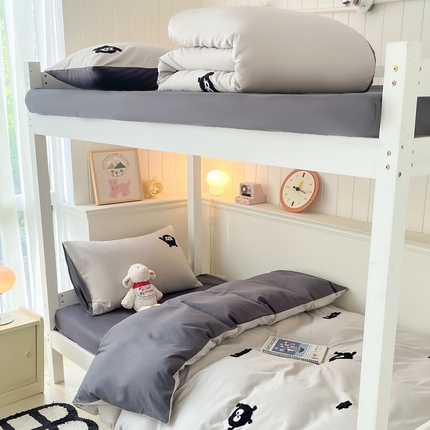 91家纺网 家纺一手货源 找家纺 莱登卡奴  2024新款全棉毛巾绣卡通学生三件套四件套套件系列 乌黑淡灰