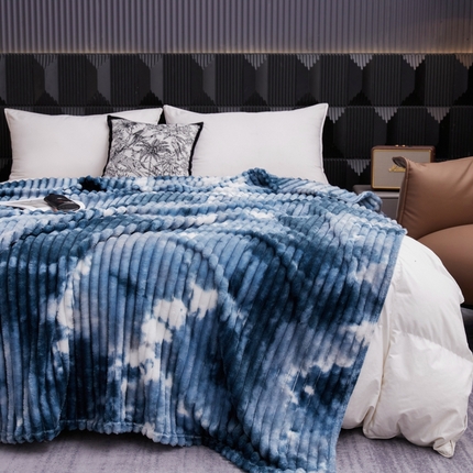 91家纺网 家纺一手货源 找家纺 璐维斯家纺 2025款仿兔毛绒大抽条艺术扎染休闲毯子 牛奶绒 法莱绒毛毯 盖毯 跨境 外贸 直播 电商专供 雾夜蓝