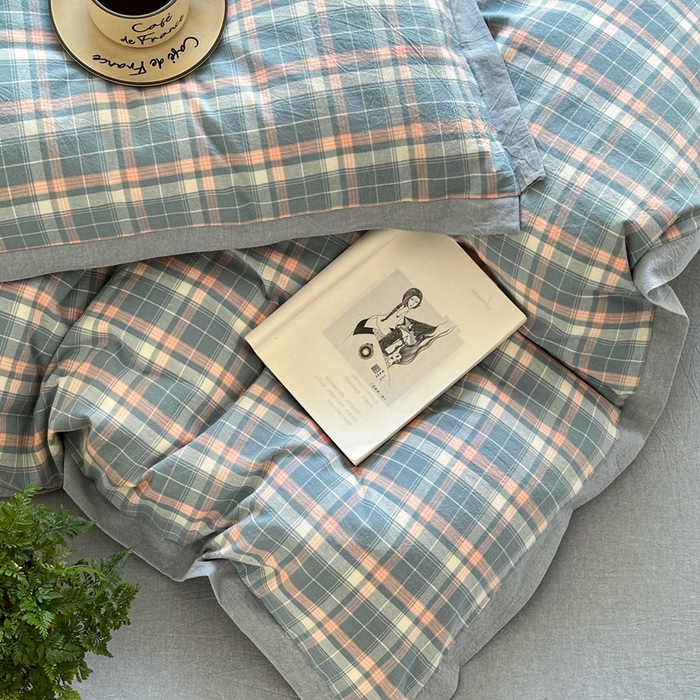 91家纺网 家纺一手货源 找家纺 晚依家纺 2025新款全棉色织水洗棉宽边断角四件套 小幸运-粉蓝