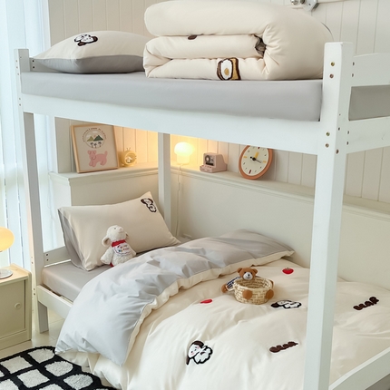 91家纺网 家纺一手货源 找家纺 莱登卡奴  2024新款全棉毛巾绣卡通学生三件套四件套套件系列 萌宠白拼灰