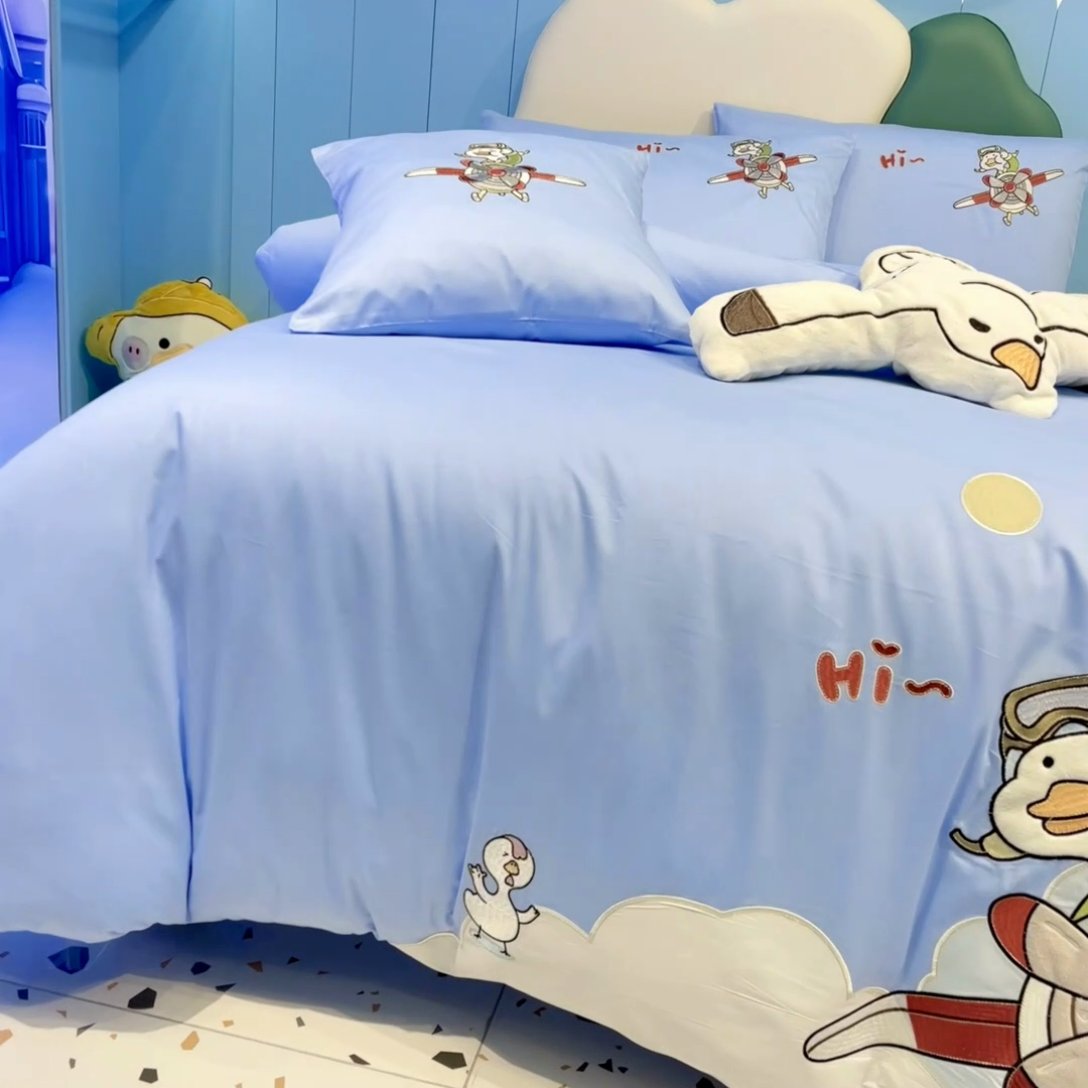 91家纺网 家纺一手货源 找家纺 佳梦家纺 2024新款40支全棉轻熟贴布绣卡通四套件 可爱飞行