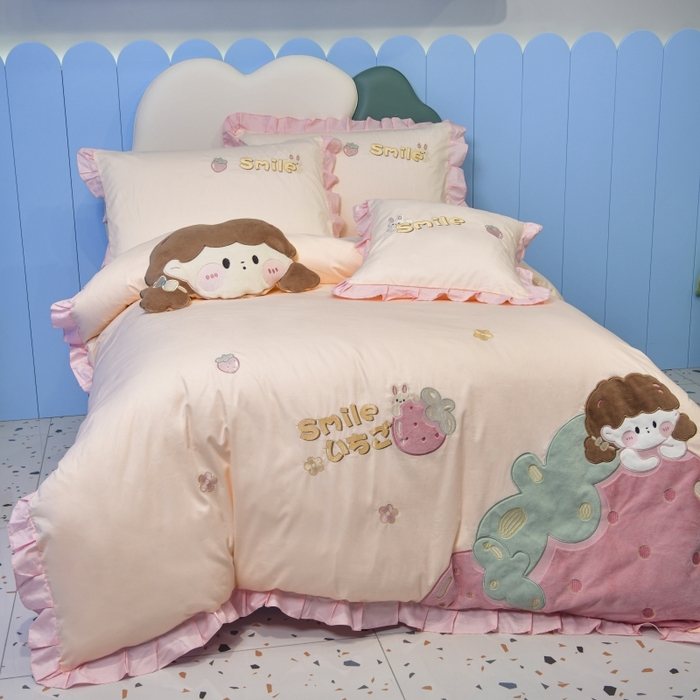 91家纺网 家纺一手货源 找家纺 佳梦家纺 2024新款40支全棉高端贴布绣卡通四件套 莓女可爱