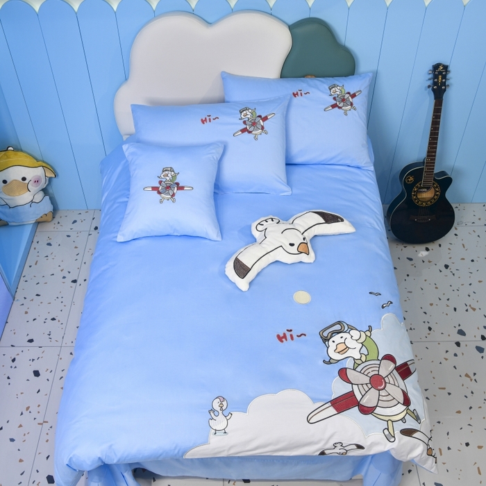 91家纺网 家纺一手货源 找家纺 佳梦家纺 2024新款40支全棉轻熟贴布绣卡通四套件 可爱飞行