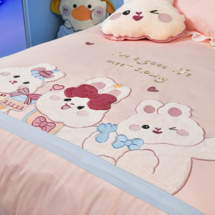 91家纺网 家纺一手货源 找家纺 佳梦家纺 2024新款40支全棉高端贴布绣卡通四件套 生日快乐