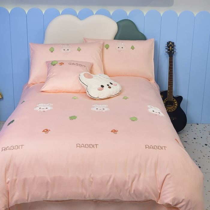 91家纺网 家纺一手货源 找家纺 佳梦家纺 2024新款40支全棉轻熟贴布绣卡通四套件 萌萌兔