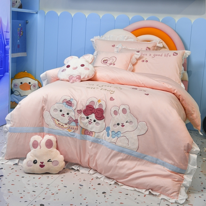 91家纺网 家纺一手货源 找家纺 佳梦家纺 2024新款40支全棉高端贴布绣卡通四件套 生日快乐