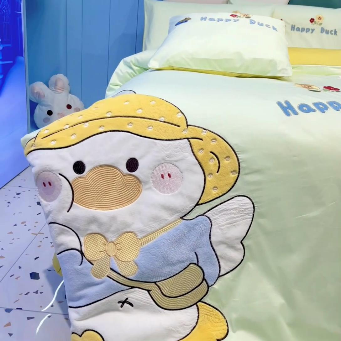 91家纺网 家纺一手货源 找家纺 佳梦家纺 2024新款40支全棉轻熟贴布绣卡通四套件 春游鸭