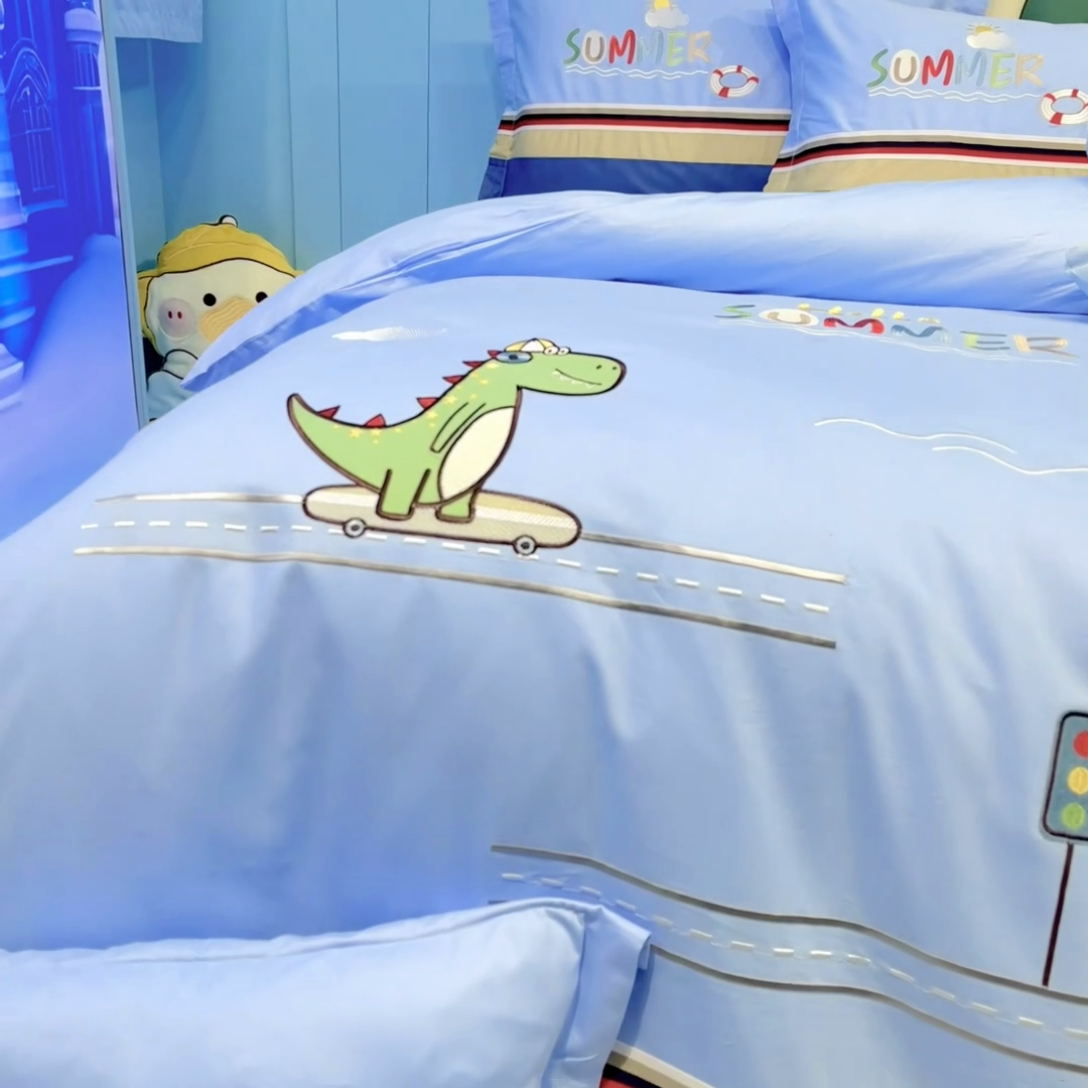 91家纺网 家纺一手货源 找家纺 佳梦家纺 2024新款40支全棉高端贴布绣卡通四件套 恐龙