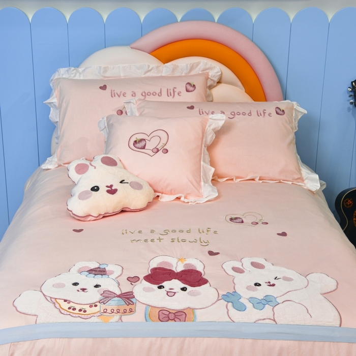 91家纺网 家纺一手货源 找家纺 佳梦家纺 2024新款40支全棉高端贴布绣卡通四件套 生日快乐