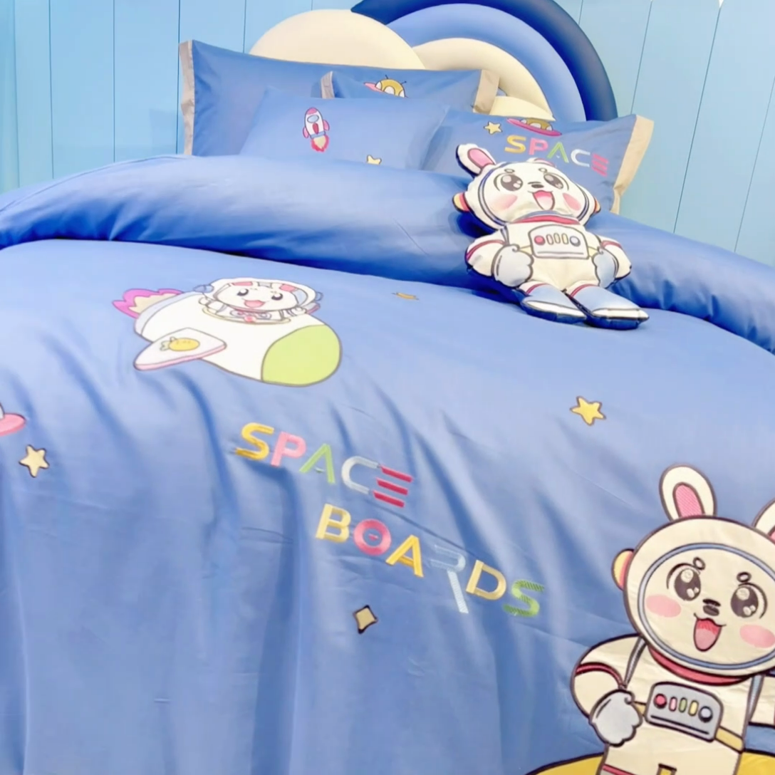 91家纺网 家纺一手货源 找家纺 佳梦家纺 2024新款40支全棉高端贴布绣卡通四件套 宇航兔