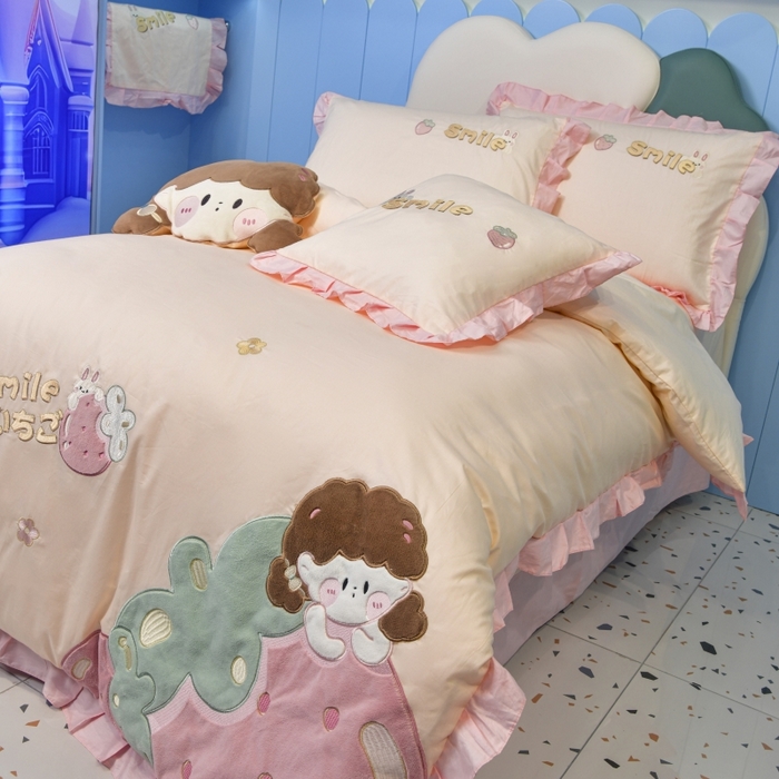 91家纺网 家纺一手货源 找家纺 佳梦家纺 2024新款40支全棉高端贴布绣卡通四件套 莓女可爱