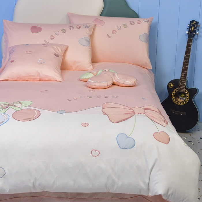 91家纺网 家纺一手货源 找家纺 佳梦家纺 2024新款40支全棉轻熟贴布绣卡通四套件 甜心樱桃