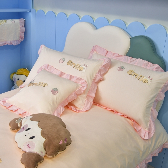 91家纺网 家纺一手货源 找家纺 佳梦家纺 2024新款40支全棉高端贴布绣卡通四件套 莓女可爱