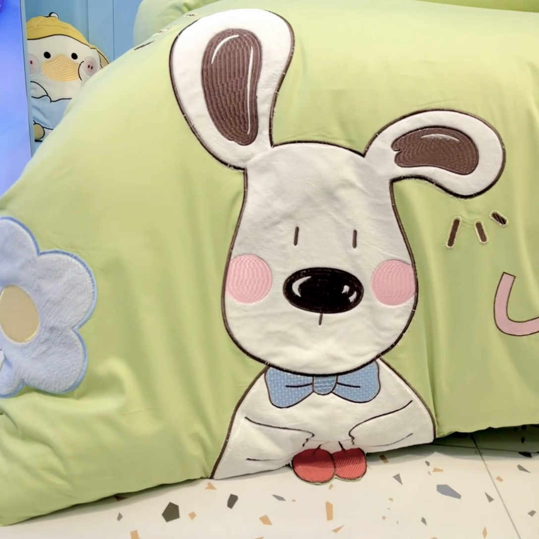 91家纺网 家纺一手货源 找家纺 佳梦家纺 2024新款40支全棉轻熟贴布绣卡通四套件 咻狗